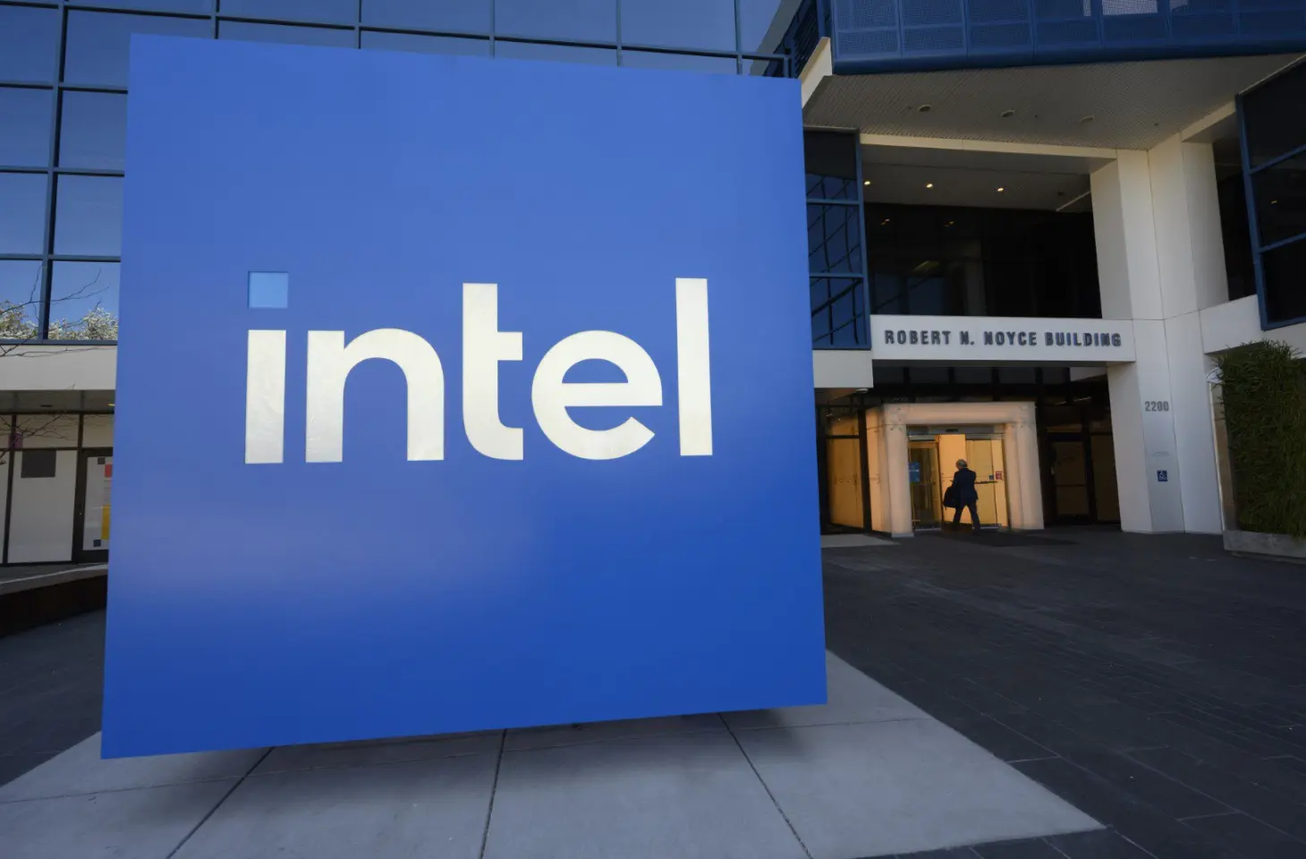 Intel cesse la production de puces pour automobiles dans sa quête de recentrage