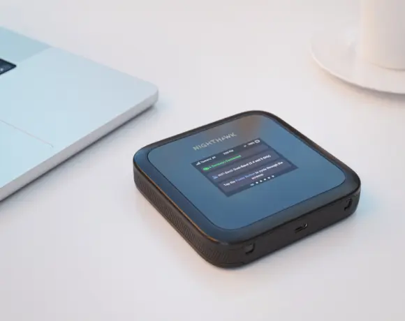 Netgear Nighthawk M3 EMEA Table Zoomed HR