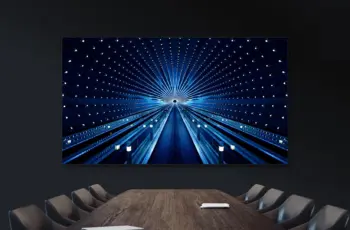 Grand, plus grand, le plus grand, jusqu’à ce que cela ne rentre plus dans l’ascenseur : à propos des écrans dans les salles de réunion