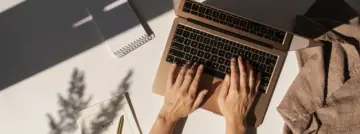 Travailler dehors au soleil ? Grâce à ces réglages, votre écran reste lisible